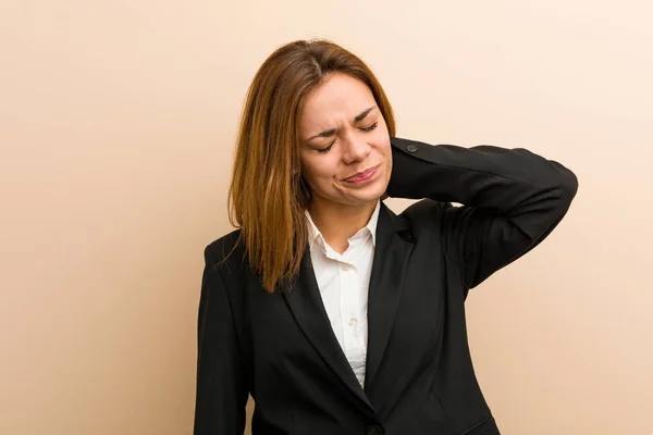 定住生活による首の痛みに苦しむ若い白人ビジネス女性 — ストック写真
