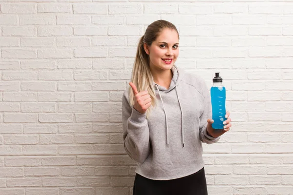 拿着能量饮料的年轻健身俄罗斯妇女 — 图库照片