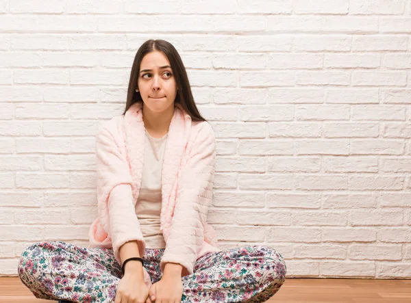 Jonge Vrouw Die Het Dragen Van Pyjama Denken Een Idee — Stockfoto