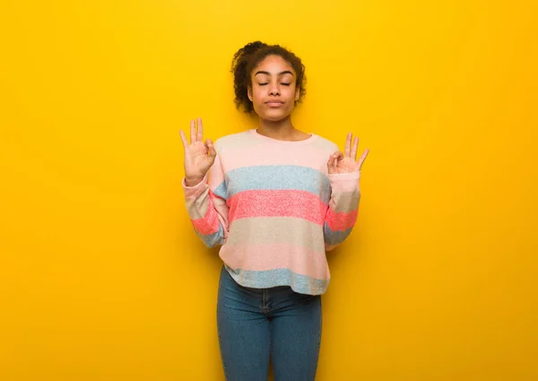 Jeune Fille Noire Afro Américaine Aux Yeux Bleus Effectuant Yoga — Photo