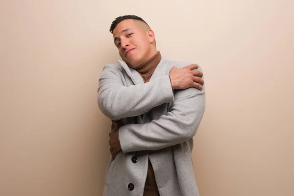 Jovem Homem Negócios Latino Dando Abraço — Fotografia de Stock