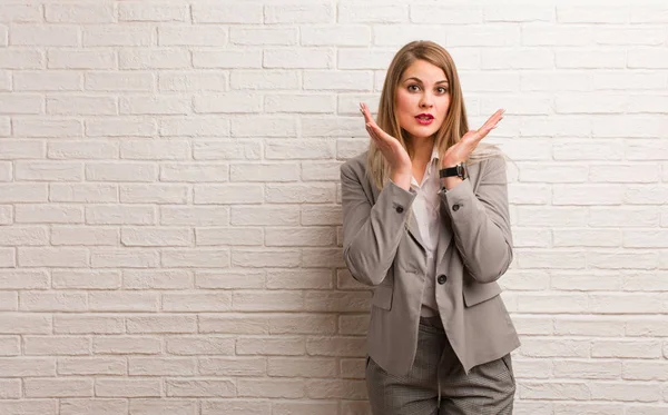 Genç Rus iş kadın sürpriz ve şok