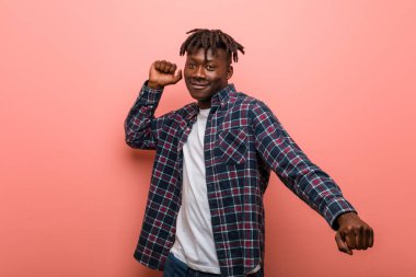 Genç Afrikalı siyah adam dans ediyor ve eğleniyor..