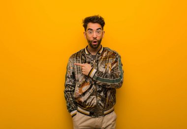 # Genç havalı adam yan tarafı gösteriyor #