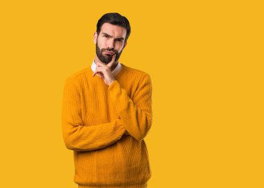 Genç doğal adam şüphe ve karışık