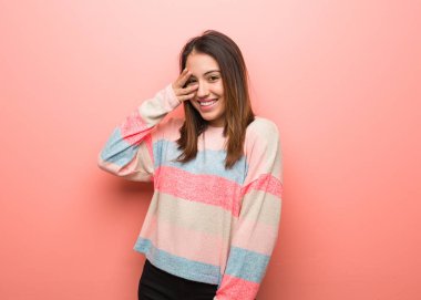 Utandım ve aynı anda gülüyor sevimli kadın