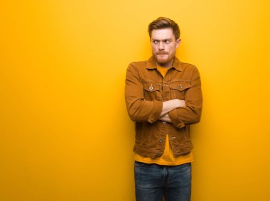 Genç Kızıl saçlı adam hakkında bir fikir düşünüyorum