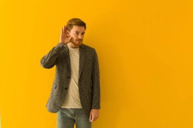 Genç kızıl saçlı iş adamı bir dedikodu dinlemeye çalışın