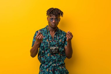 Genç siyahi Rasta tatil kıyafeti giyen adam parasız olduğunu gösteriyor..