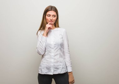 Şüphe ve karışık genç Rus kız