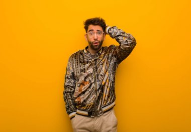 Genç serin adam boğulmuş ve endişeli