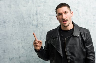 Genç rockçı yan tarafı işaret ediyor