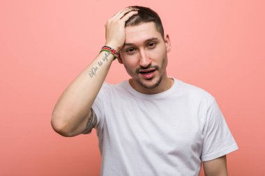 Genç, sıradan bir adam yorgun ve uykulu. Elini başının üstünde tutuyor..