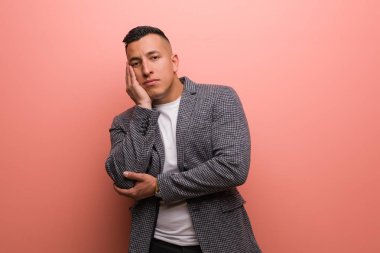 Genç, zarif Latin adam yorgun ve çok uykulu.