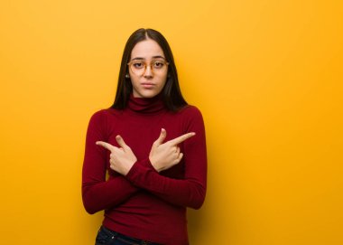 Entelektüel genç kız iki seçenek arasında karar