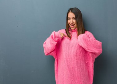 Genç modern kadın şaşırttı, başarılı ve müreffeh hissediyorum