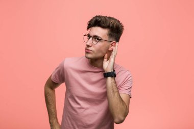 Genç, havalı, beyaz bir adam bir dedikoduyu dinlemeye çalışıyor..