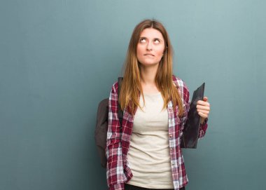 Genç Rus öğrenci. Yorgun ve sıkılmış.