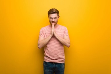 Genç kızıl saçlı adam çok mutlu ve kendinden emin dua