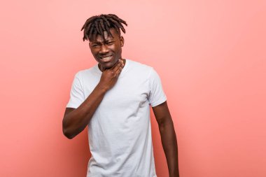 Genç Afrikalı siyahi adam virüs ya da enfeksiyon yüzünden boğaz ağrısı çekiyor..