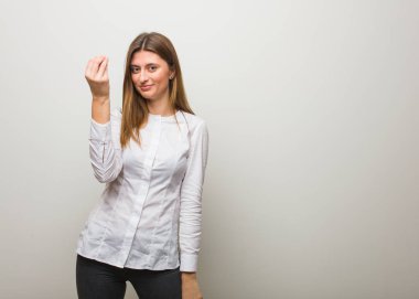 Genç Rus kız tipik bir İtalyan jest yapıyor