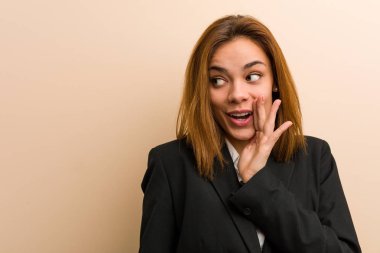 Kafkasyalı genç bir iş kadını gizli bir sıcak fren haberinden bahsediyor.