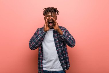 Genç African Siyah adam çığlık heyecanlı için ön.