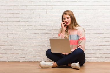 Tırnak yiyen genç Rus öğrenci kadın, gergin ve çok endişeli.