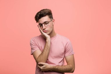 Sıkılmış, yorgun ve dinlenmeye ihtiyacı olan genç, havalı beyaz bir adam..