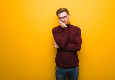 Genç akıllı adam yorgun ve çok uykulu