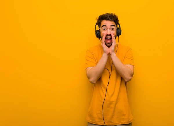 Jovem Ouvindo Música Gritando Algo Feliz Para Frente — Fotografia de Stock