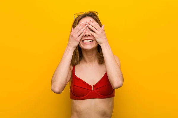 Bikini Giyen Güneş Gözlüğü Takan Genç Beyaz Kadın Gözlerini Ellerle — Stok fotoğraf