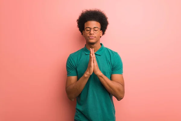 Jovem Homem Afro Americano Sobre Uma Parede Rosa Rezando Muito — Fotografia de Stock