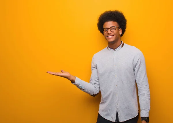 Fiatal Afroamerikai Férfi Több Mint Egy Narancssárga Fal Gazdaság Valamit — Stock Fotó