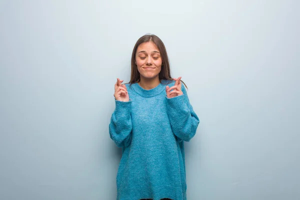 Jonge Mooie Vrouw Dragen Een Blauwe Trui Kruising Vingers Voor — Stockfoto