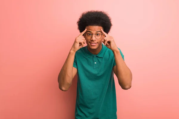 Joven Afroamericano Sobre Una Pared Rosa Haciendo Gesto Concentración — Foto de Stock