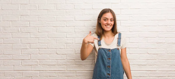 Mladý Hipster Žena Osoba Ukazuje Rukou Košili Kopírovat Prostor Hrdý — Stock fotografie