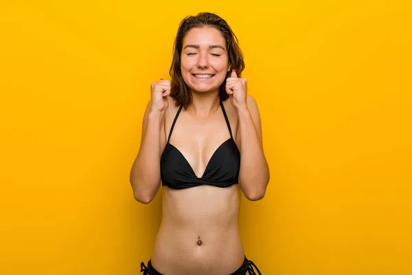 Genç Avrupalı Kadın Bikini Giyiyor Yumruğunu Kaldırıyor Mutlu Başarılı Hissediyor — Stok fotoğraf