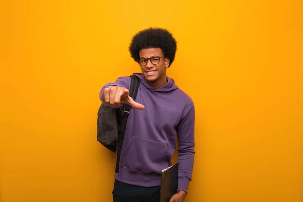 Jovem Estudante Afro Americano Homem Alegre Sorridente Apontando Para Frente — Fotografia de Stock