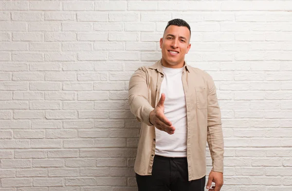 Mladý Latinský Muž Natahuje Aby Někoho Pozdravil — Stock fotografie