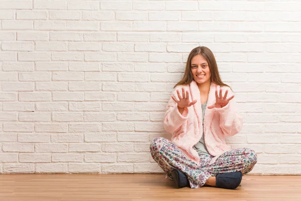 Jonge Vrouw Het Dragen Van Pyjama Afwijzen Iets Doen Een — Stockfoto