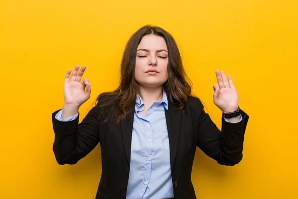 Jeune Femme Affaires Caucasienne Taille Détend Après Une Dure Journée — Photo