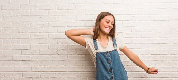 Joven Mujer Hipster Bailando Divirtiéndose — Foto de Stock