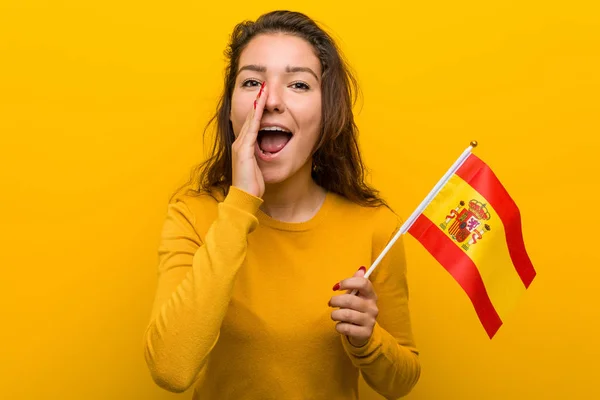 Junge Europäerin Mit Spanischer Fahne Schreit Aufgeregt Nach Vorne — Stockfoto