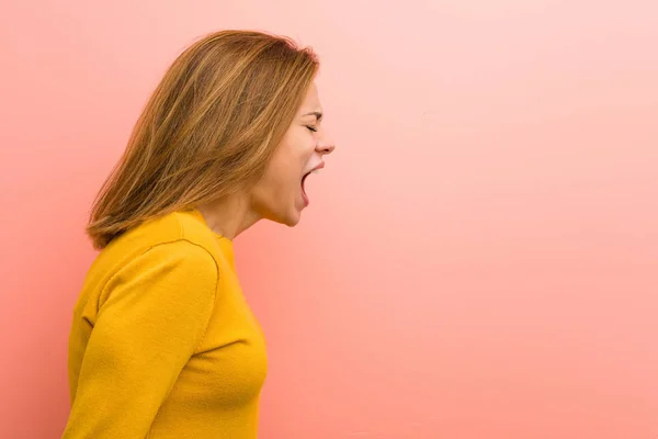 Jovem Mulher Bonita Gritando Direção Espaço Cópia — Fotografia de Stock