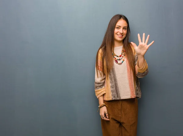 Young Hippie Woman Showing Number Five — Stock Photo, Image