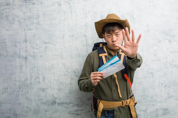 Jovem Explorador Chinês Segurando Bilhete Avião Colocando Mão Frente — Fotografia de Stock