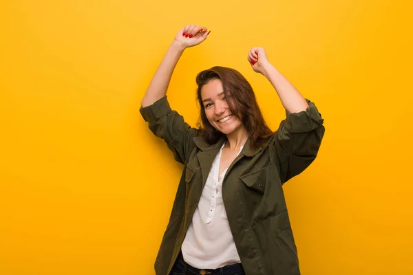 Jonge Europese Vrouw Geïsoleerd Gele Achtergrond Vieren Een Speciale Dag — Stockfoto