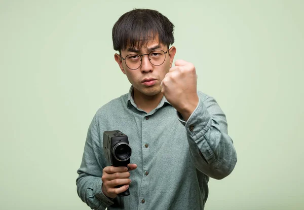 Ung Kinesisk Man Som Håller Vintage Kamera Som Visar Knytnäve — Stockfoto