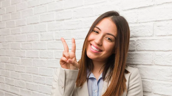 Jonge Zakelijke Vrouw Toont Nummer Twee — Stockfoto